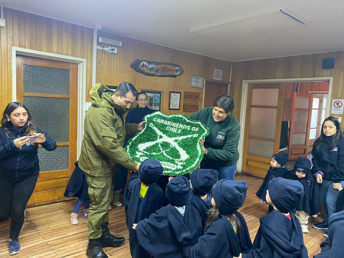 Una importante y tierna jornada vivieron nuestros @Carabdechile de la 3a com. #Porvenir, ya que recibieron la visita del jardín infantil #PepitaDeOro, entregando a los funcionarios un escudo de regalo hecho con materiales reciclables. Gracias por el cariño😊 #CarabinerosDeTodos