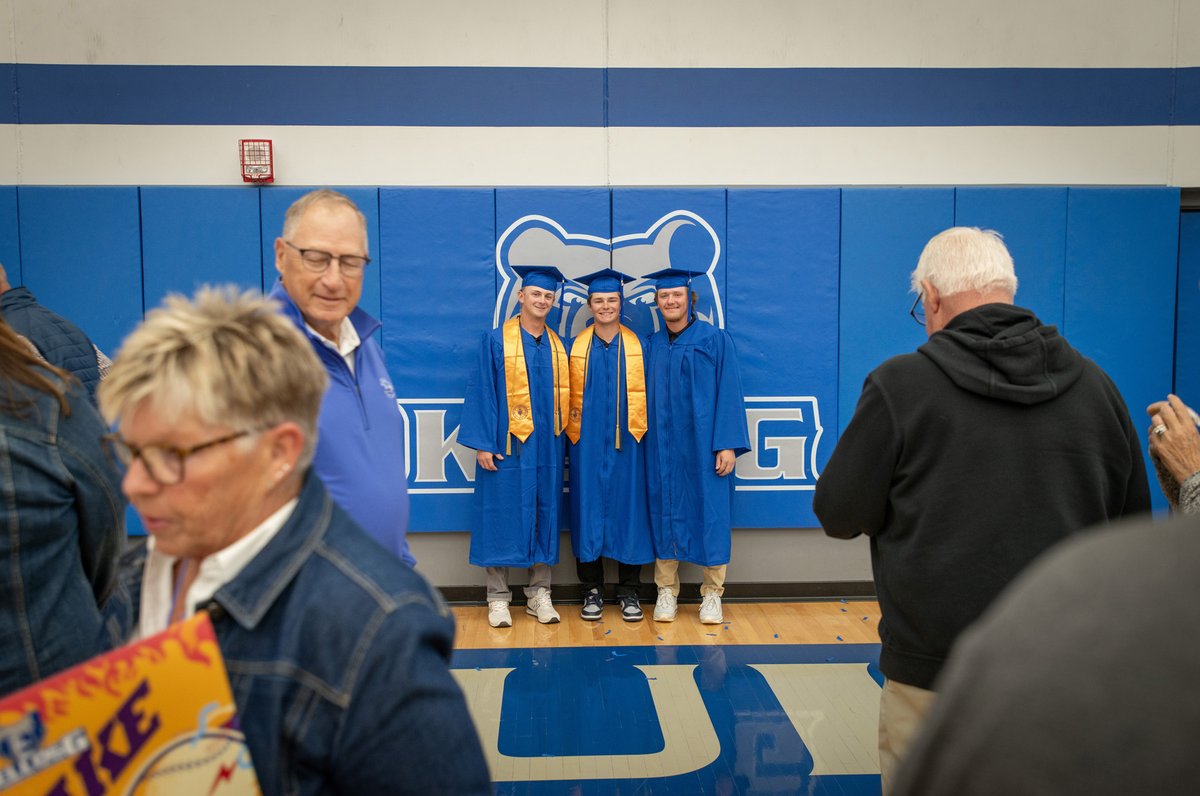 Graduating #KCCBaseball players were thrown a special Commencement ceremony this afternoon as they'll be playing in regionals during Commencement Thursday. Congratulations Bruins! #AlwaysABruin @BaseballKellogg @KelloggBruins