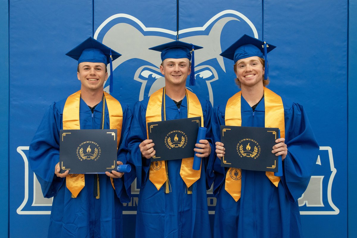 Kellogg_CC's tweet image. Graduating #KCCBaseball players were thrown a special Commencement ceremony this afternoon as they'll be playing in regionals during Commencement Thursday. Congratulations Bruins! #AlwaysABruin @BaseballKellogg @KelloggBruins