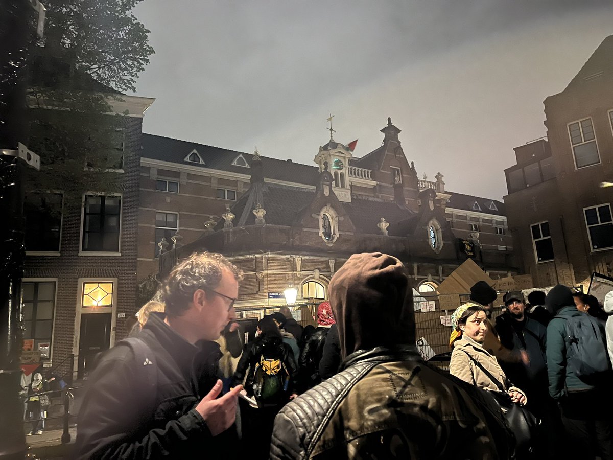 Terwijl het verder rustig blijft, barst een hevige discussie los tussen paar demonstranten. ‘De situatie van Palestina is veel erger dan die van Oekraïne’, roept een vrouw. ‘Waarom kunnen we niet voor hen allebei zijn’, verzucht een man. ‘Lekker, zo’n discussie op de avond’