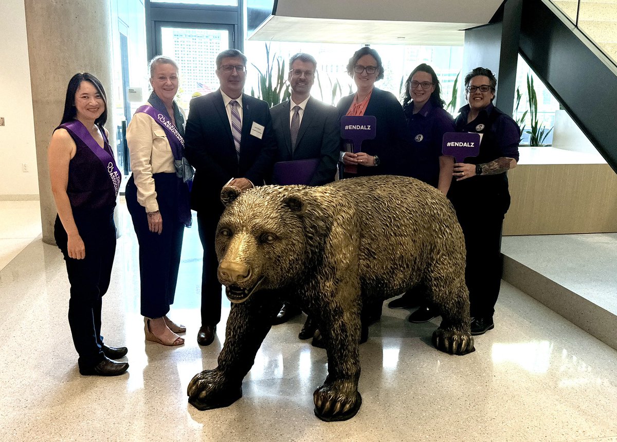 Thank you Kim @GavinNewsom office for meeting with us today to discuss the importance of AB2689, AB2680 and SB639. Keeping Alzheimer’s a priority in California is vital as close to a million Californians are living with this awful disease. Please don’t cut funding 💜#ENDALZ