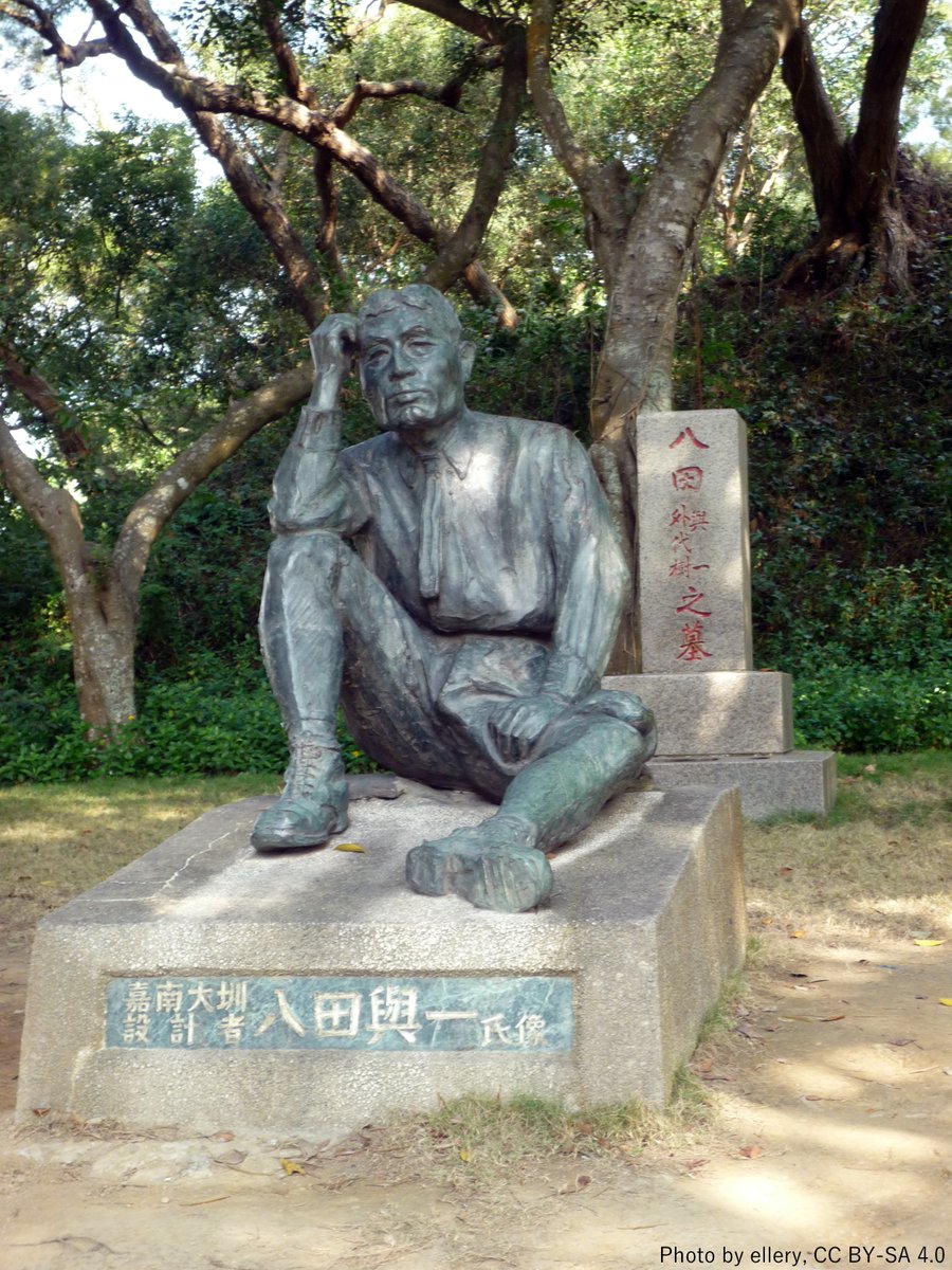 82年前の今日。1942年5月8日、東京帝大工学部出身の水利技術者八田與一（はった・よいち）が戦禍で殉職しました。八田は日本統治時代の台湾で当時東洋一とされた烏山頭ダムと長大な水路を築き、南部の平原を豊かな穀倉地帯に変えました。彼を偲び、台湾では毎年慰霊祭が行われています。 #今日は何の日