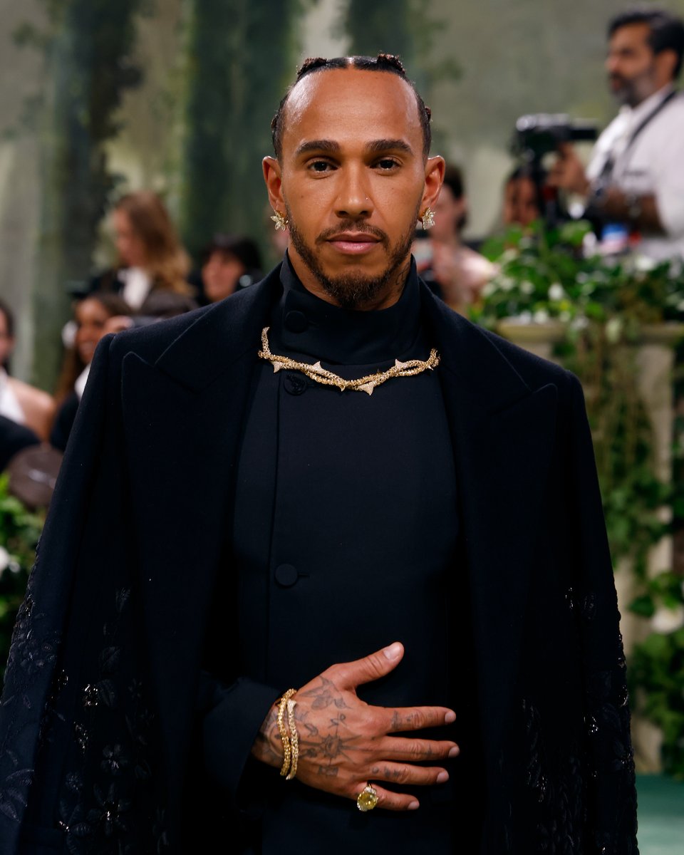 Del asfalto a la alfombra roja: @LewisHamilton no se detiene y mostró gran estilo en la Met Gala así como lo hace cuando llega a cada Gran Premio. 🤩 #F1