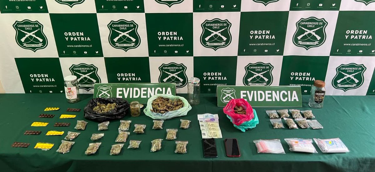 Detenida Banda Criminal por @CarabArica del #OS7 que se dedicaba al tráfico de drogas en redes sociales. Dentro de las incautaciones se encontraron medicamentos bajo dispensación con receta médica retenida al tener la Clasificación de Psicotrópicos #LaPrevenciónEsNuestraEsencia