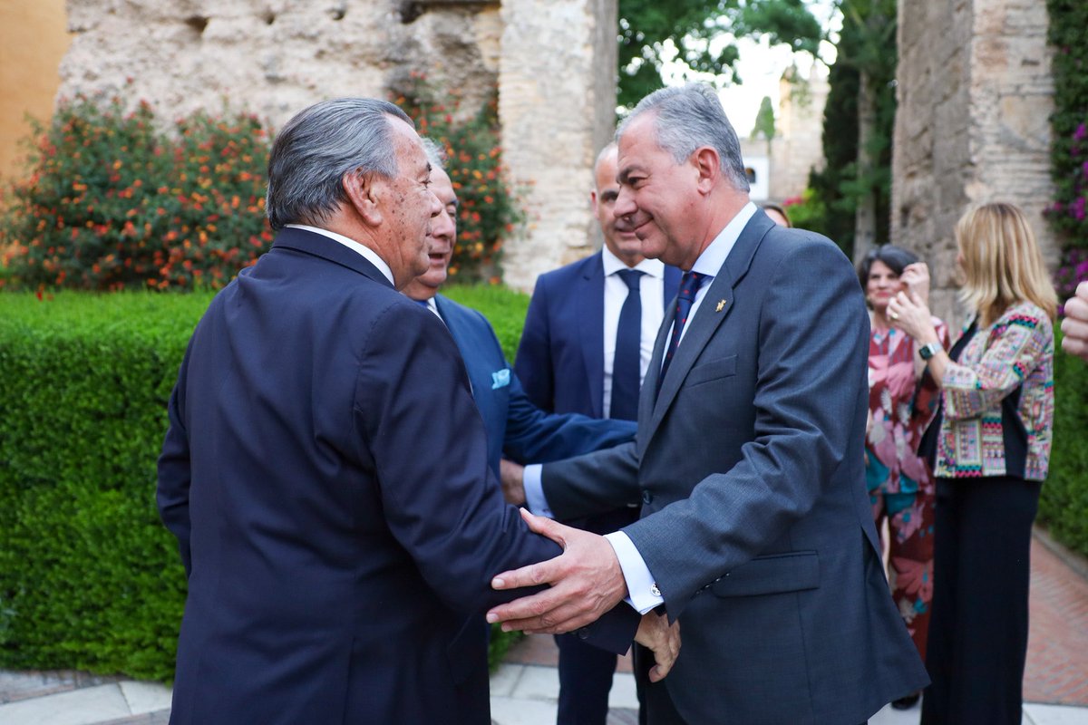 Los Premios Taurinos “Puerta del Príncipe” de @elcorteingles siguen siendo un referente en la ciudad. Ha sido un honor formar parte de este acto en el @SevillaAlcazar para reconocer a las figuras de la #FeriaSevilla24