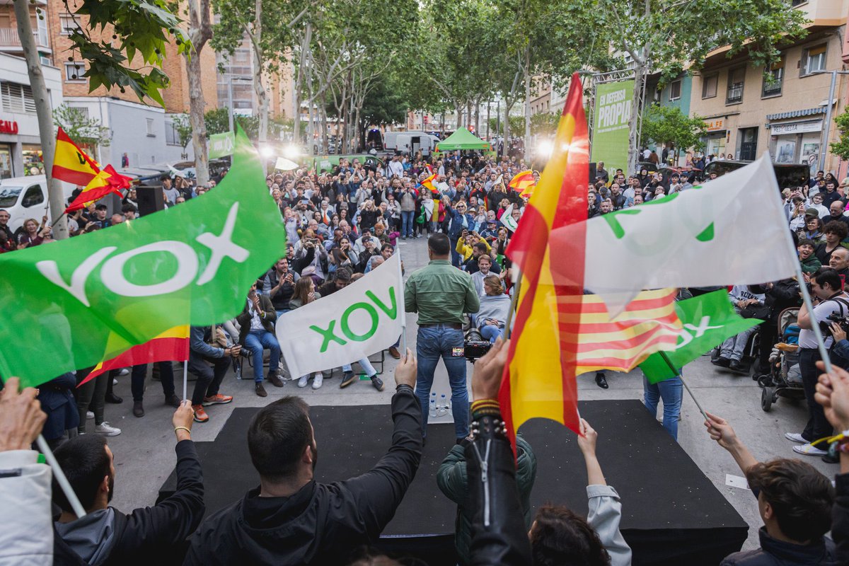 vox_es's tweet photo. VOX SÍ quiere derrotar al separatismo y al socialismo del PSC. 

Queremos derrotar a quienes han traicionado a los trabajadores y a los más humildes dando ayudas a los ilegales. 

¡Es hora de cambiarlo todo este #12M! 🗳️✅ 

#EnDefensaPropia ⚒️ https://t.co/70QuaCuCcq