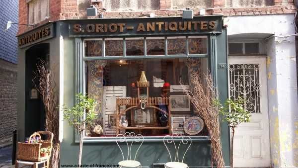 An antique shop in #Honfleur a town #Normandy buff.ly/3W4twIH #France 🇨🇵 #travel #photo