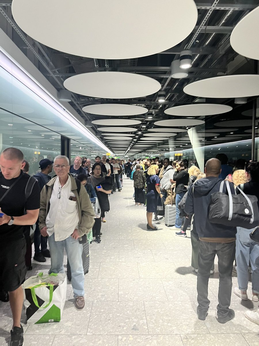 ozztas's tweet photo. Yet again, another nightmare at @HeathrowAirport thanks to @britishairways and @UKBORDERFORCE . Systems error causing delays, leaving passengers stranded and frustrated. This isn't just inconvenience, it's unacceptable! #HeathrowTerminal5 #BritishAirways https://t.co/6vUafIdReT