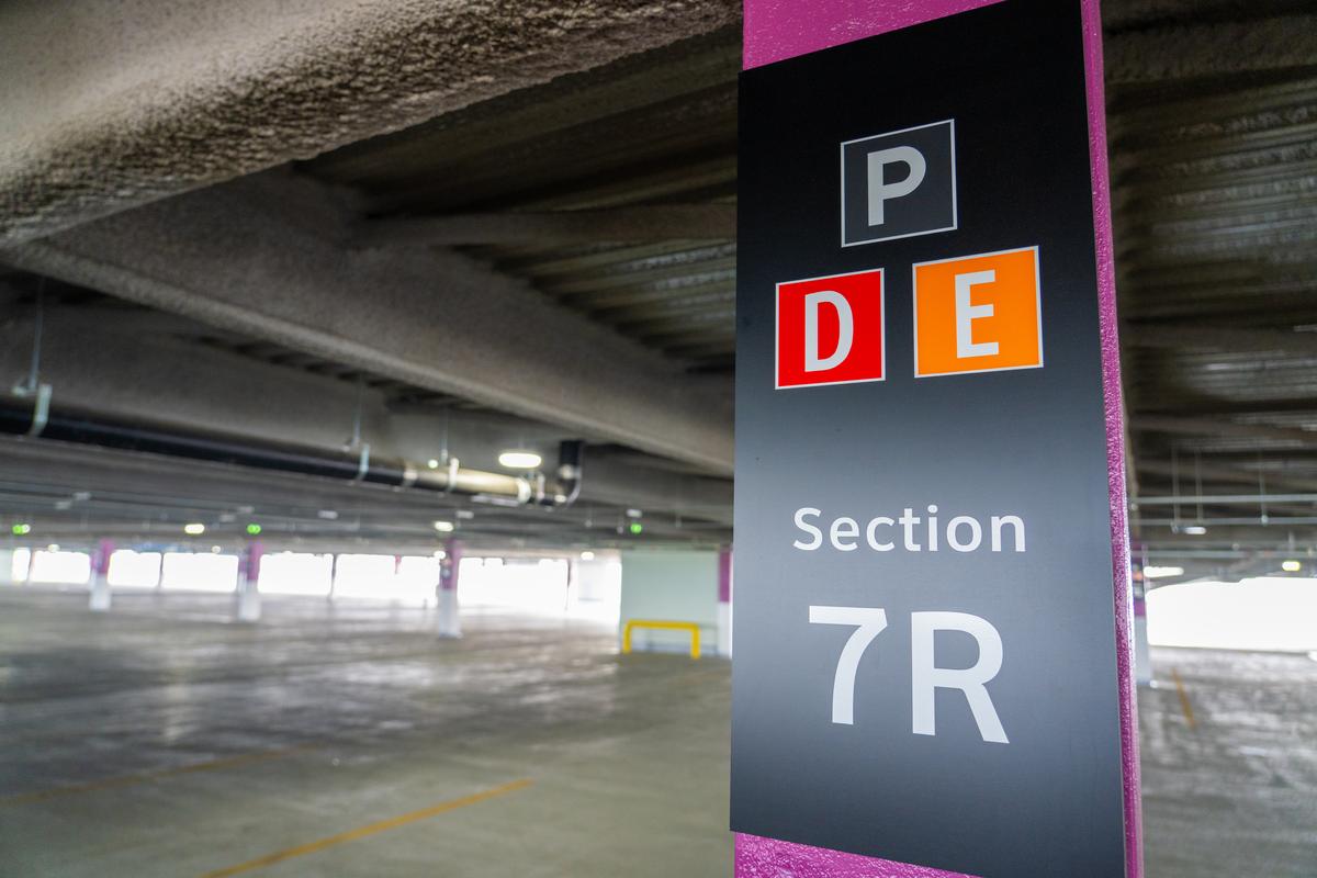 Summer travel just got easier! Terminal C/D/E garage has expanded, adding 600+ parking spaces. This IAH Terminal Redevelopment Program milestone means more guests can park their vehicles within a 5-minute walking distance of the terminals.