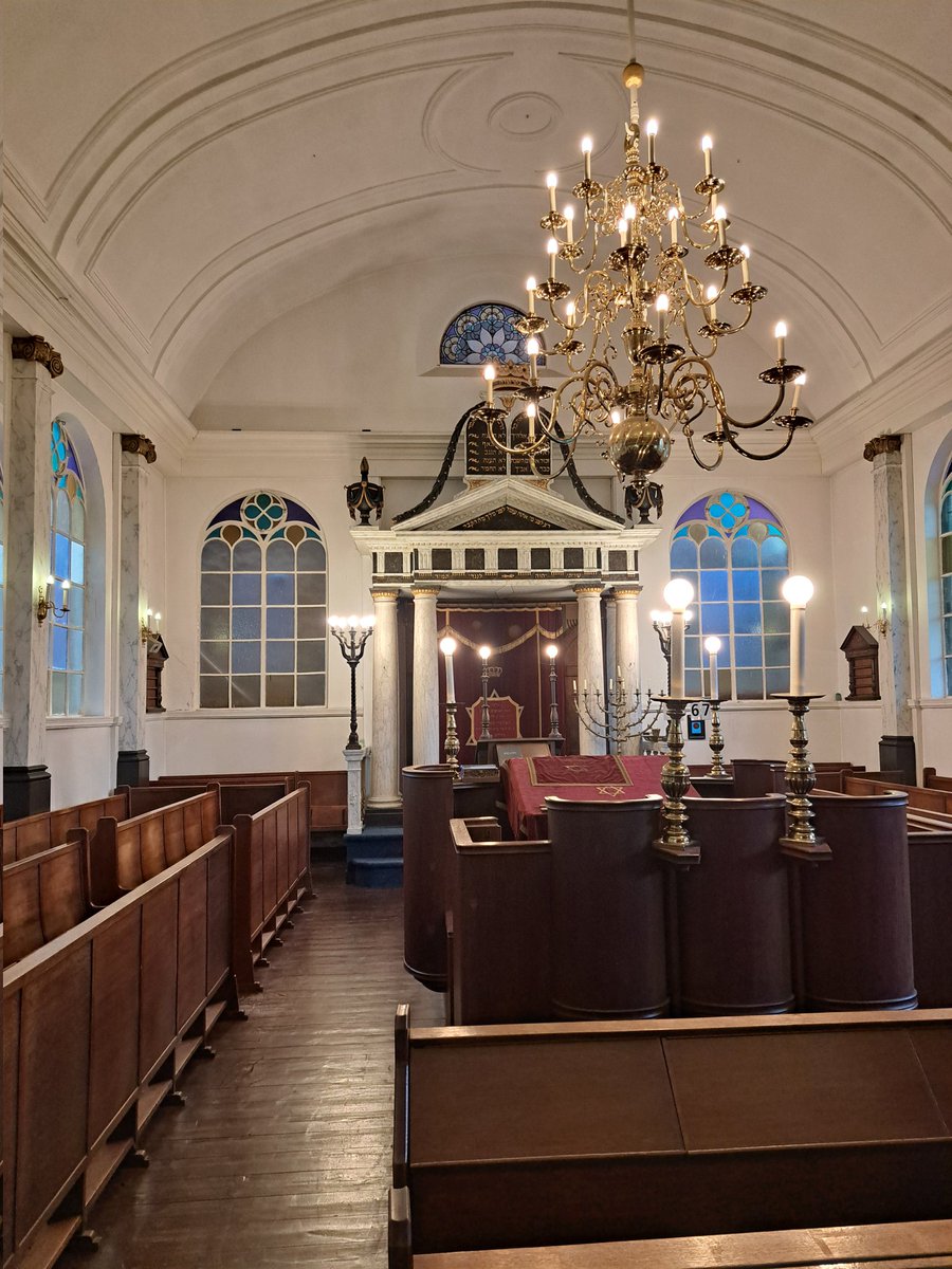 Vanavond lezing gegeven voor de joodse studenten van Leiden in de prachtige achttiende-eeuwse synagoge. Juist nu goed dat er plekken zijn voor joodse studenten om ervaringen en emoties te delen en om kennis op te doen.