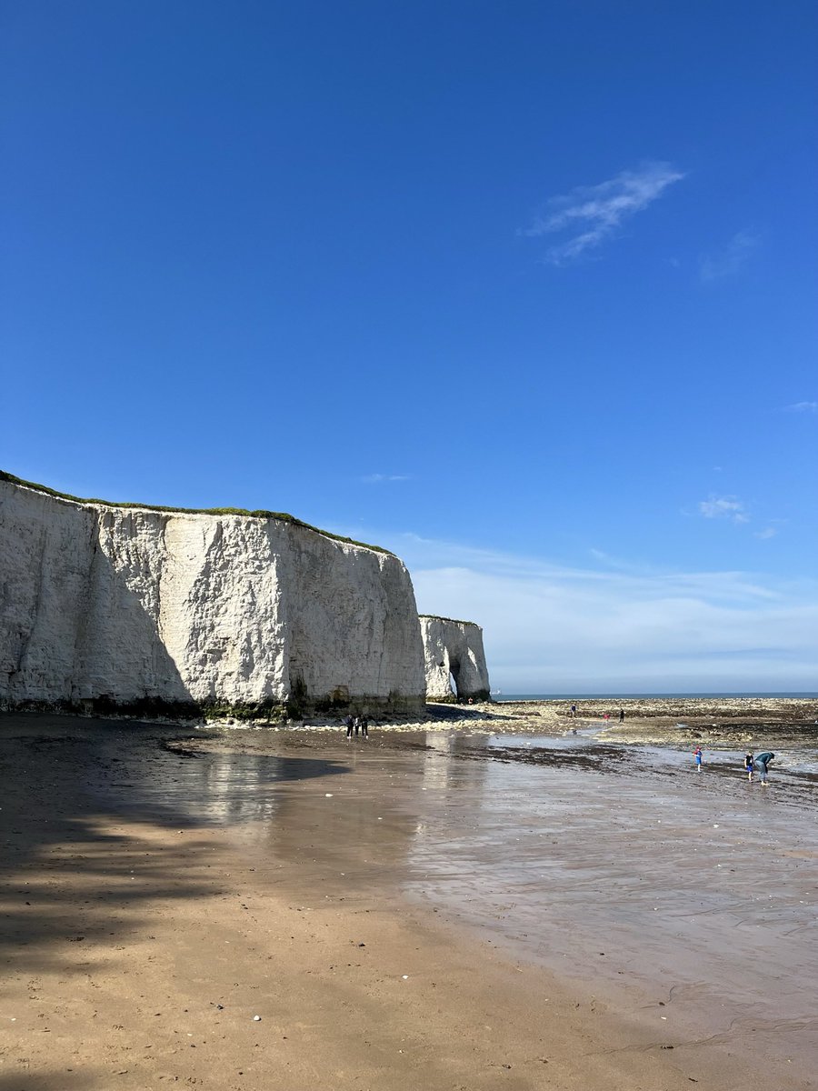some bts from my visualiser shoot for DIECYM🎥
a fab day shooting in KingsGate Bay…excited to see this come together!
pre-save here: slinky.to/DIECYM 

#newmusic #music #visualiser #musicvideo #singersongwriter #bts #behindthescenes