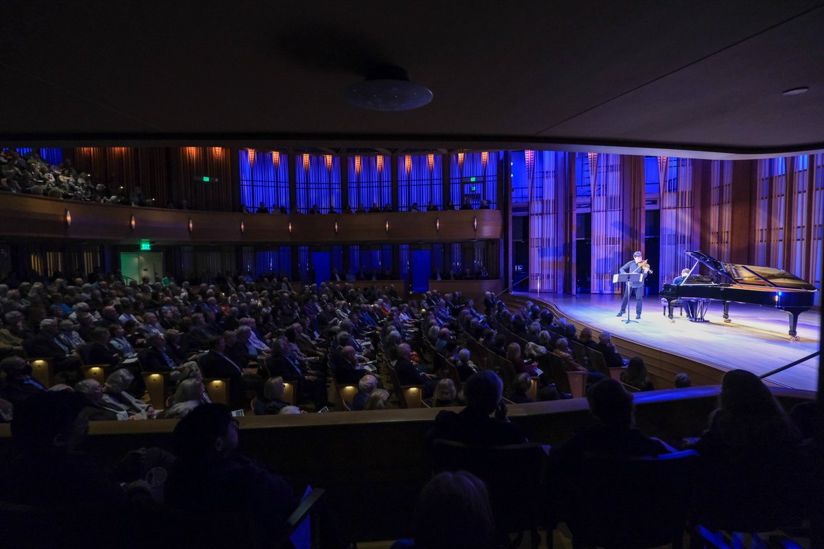 🎻 @JoshuaBellMusic performing a recital with @PeterDuganPiano at La Jolla @LJMusicSociety’s Conrad Prebys Performing Arts Center in San Diego last night! 📸: Ken Jacques