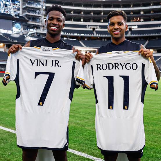 “Só mau-caráter não vai torcer pelo Réus”

Vinicius Jr e Rodrygo, brasileiros, pretos, que vieram da favela e se tornaram titulares e ídolos do maior clube do mundo.

Se o Real Madrid for pra final e você que é brasileiro estiver torcendo pro Borússia por causa do Reus, eu tenho
