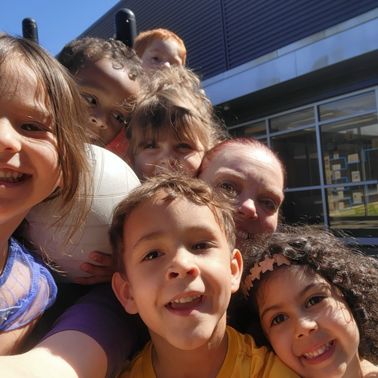 BlackmoreBears's tweet photo. The students are ROCKING this #TeacherAppreciationWeek! High fives all around yesterday and lots of selfies with staff today! We can't want to see what they bring tomorrow! #BEfamily #PartOfThePride https://t.co/ikITEenMe3
