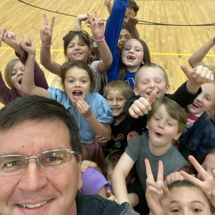 BlackmoreBears's tweet photo. The students are ROCKING this #TeacherAppreciationWeek! High fives all around yesterday and lots of selfies with staff today! We can't want to see what they bring tomorrow! #BEfamily #PartOfThePride https://t.co/ikITEenMe3