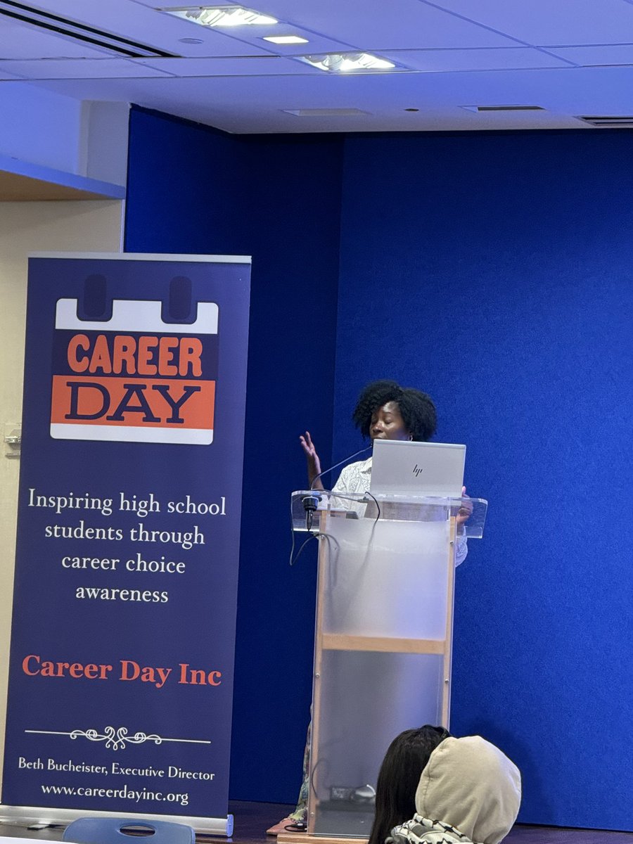 Students thrived during Career Connect Day, organized by @IntlsNetwork & @NYCSchools Division of Multilingual Learners. They asked thoughtful questions, gaining invaluable experiences. #CareerConnect #Education