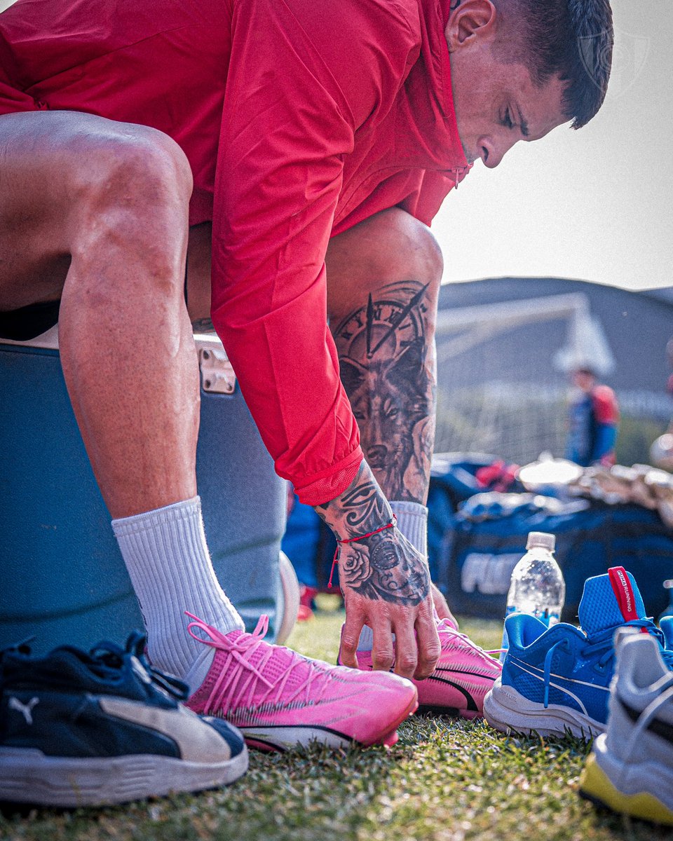 ¡Alistándonos para el entrenamiento de hoy! 👟⚽️

#ElClubDelPueblo 🔵🔴