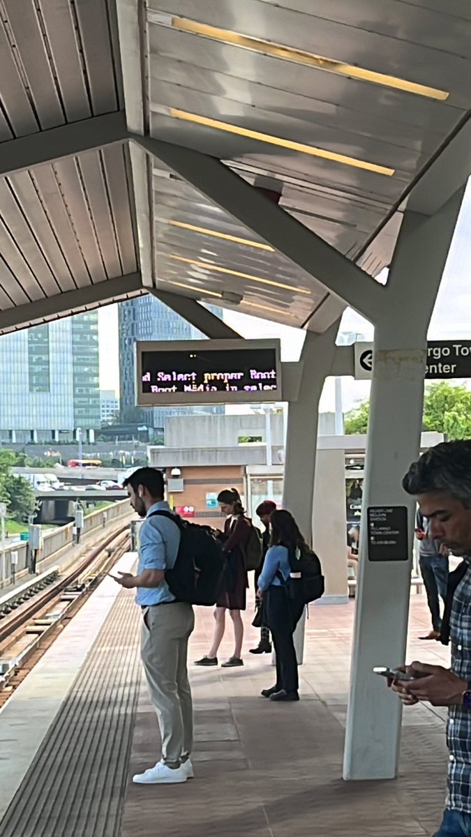 cstmrservice's tweet photo. @Metrorailinfo McLean, largo side PID is out https://t.co/TtmuoIn3rb