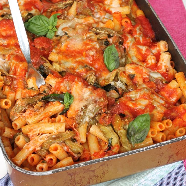 Pasta al forno con melanzane e basilico fresco.