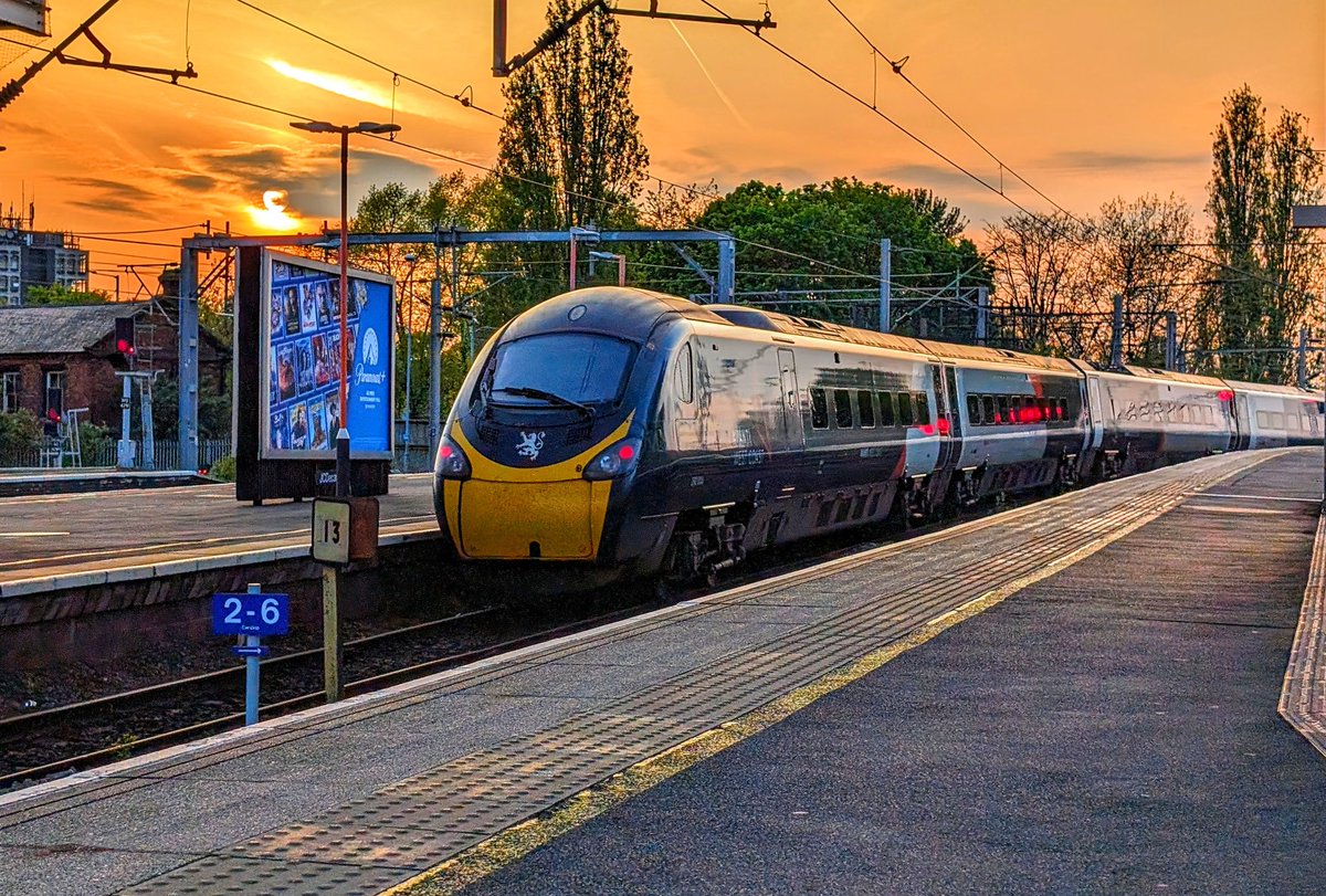 Right 7 lates done ✅ 

I'll be back Friday for some earlies. Have 390044 headed to Oxley in the evening sun. Night all 💤 

#DOTS #railwayphotography #trainphotography #class390 #pendolino #sunset