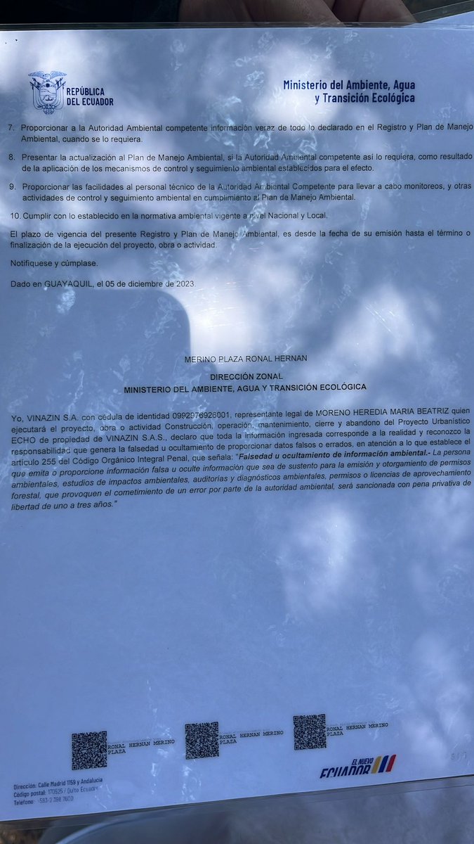 La ministra de Ambiente, Sade Fritschi, una semana después de que <a href="/DanielNoboaOk/">Daniel Noboa Azin</a> asumiera la presidencia, emitió un registro ambiental para autorizar la construcción de un proyecto inmobiliario en esterillo Oloncito a Vinazin S.A.

¿Quiénes intervienen en esta trama? Lo cuento.🧵