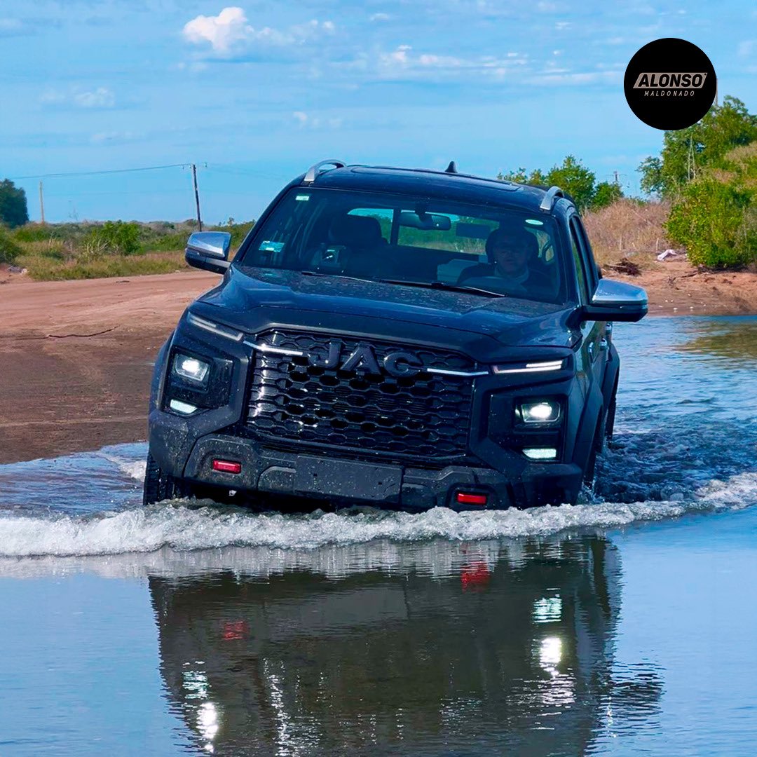 Lonso0's tweet photo. #JAC tiene nuevo integrante, #Frison #T9 🐴🐴
Llega a México la Pickup automática en versiones 4X2 y 4X4, a la par de que se anuncian dos nuevas líneas de ensamble, una de ellas dedicada a Frison T9 que ampliará la capacidad de planta a 32mil unidades, ahora te hablaré de las specs de la camioneta. 👇🏻
-Motor 2.0L turbo GDI
-6 airbags, asistencia de arranque en pendiente, sistema de control de tracción y barras anticolisión
- Luces LED y sistema Follow me home (alumbra al usuario mientras camina a casa)
- ATM de 8 velocidades
- 4 modos de manejo
- Suspensión multilink
- Estribos laterales y roll bar de acero, rines de 18"
👉🏻 Sus precios son:
JAC Frison T9 4X2: $539,000.00 (Disponible en 3 colores)
JAC Frison T9 4X4: $599,000.00 (Disponible en 4 colores)
@JACMotorsMX