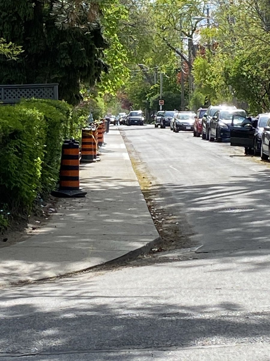 @gordperks will it be weeks more that Roncesvalles sidewalks are partially blocked for pedestrians while NO work happens?