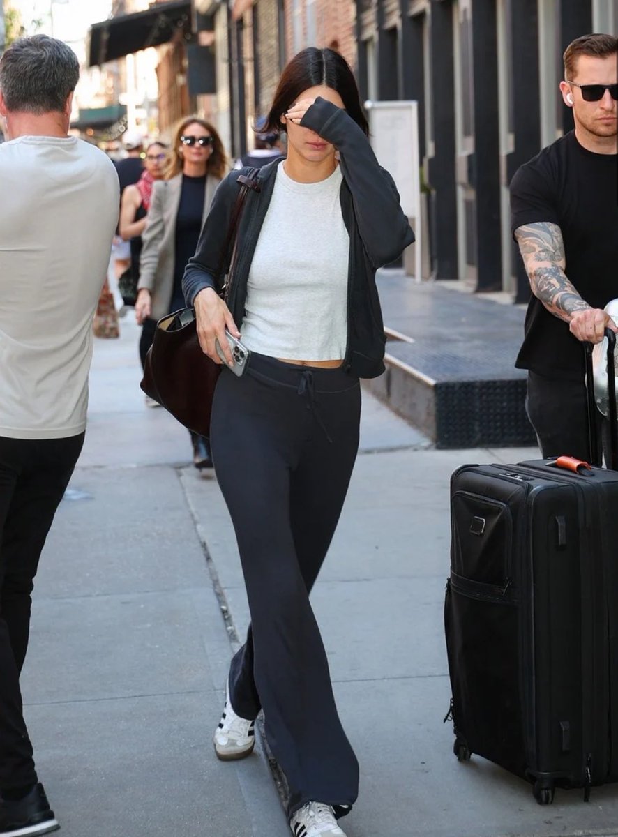 Bad Bunny & Kendall Jenner fueron vistos saliendo de The Greenwich Hotel esta mañana en Nueva York. 📸