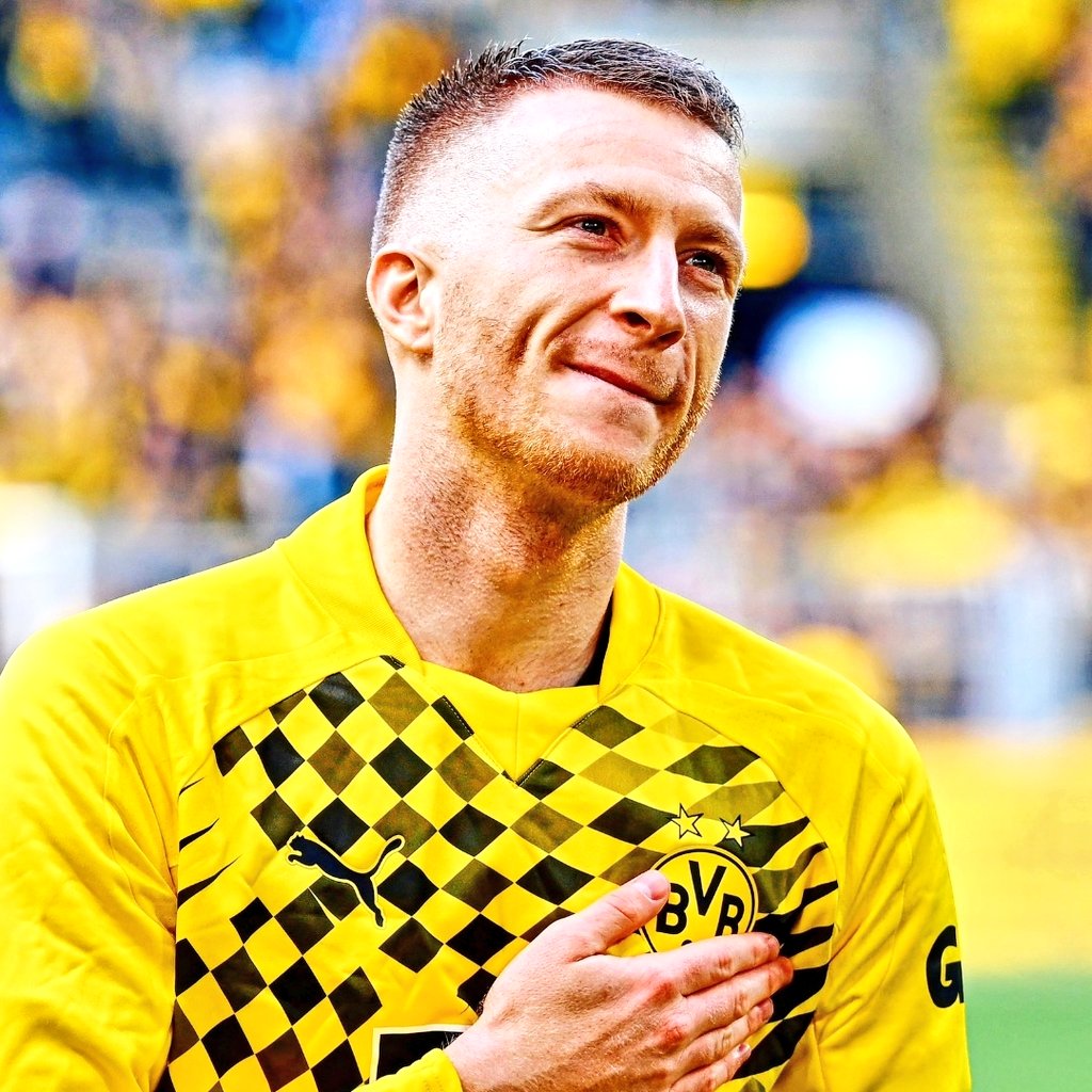 BundesInsider's tweet photo. 🎙 Marco Reus sobre os chutes do Paris Saint-Germain na trave e no travessão:

“Quem se importa? Ninguém vai falar sobre isso amanhã. O Borussia Dortmund está na final!” 😅 

[@PrimeVideoDE] https://t.co/HWQfbKWGFk