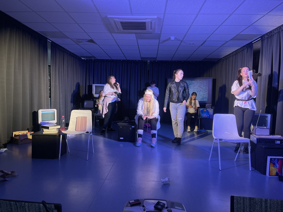 Nothing like a bit of Theatre of the Absurd to put an end to your bank holiday weekend. Year 13 Performing Arts working hard for their final examined performance tomorrow. #Thecagedbirds <a href="/spxcollege/">St. Pius X College</a>