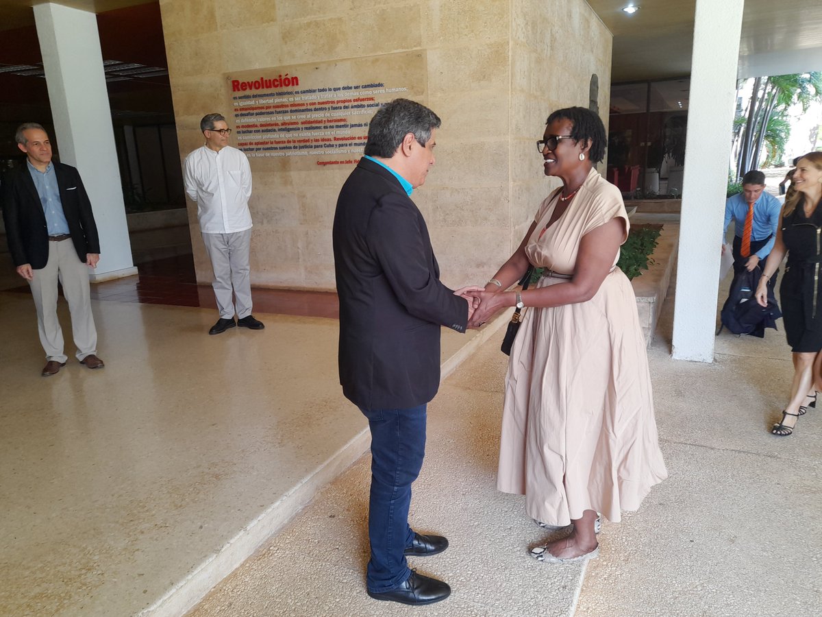Sra. Winnie Byanyima, Directora Ejecutiva de ONUSIDA, visita el @CIGBCuba para conocer más acerca de los beneficios de los productos de la biotecnología cubana.