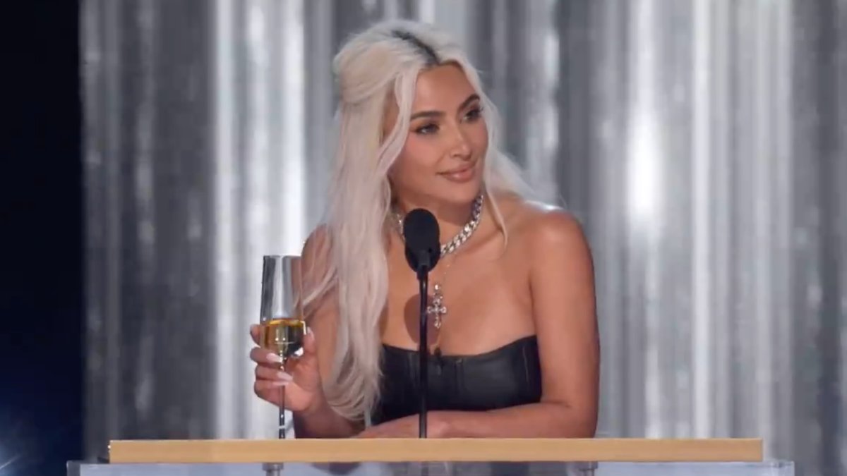 Scenes of Kim Kardashian getting mercilessly booed at Tom Brady's roast have been conspicuously removed from Netflix's on-demand recording → cos.lv/MXjF50RyYI4