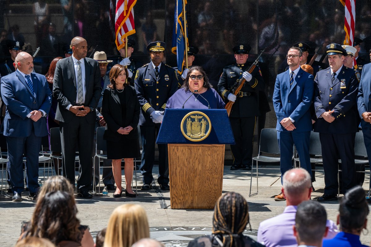 I was honored to join @GovKathyHochul, @LtGovDelgado and others at the 2024 Police Officers Memorial Remembrance Ceremony today. We owe a debt of gratitude to the 1,840 men and women whose names are inscribed on the memorial, and we keep their loved ones in our hearts.