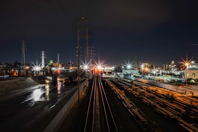 Jung Ho Park ©️ Unsplash | #photograpy #streetphotography #urbanphotography #nightphotography #darkphotography #designphotography #urbandevelopment