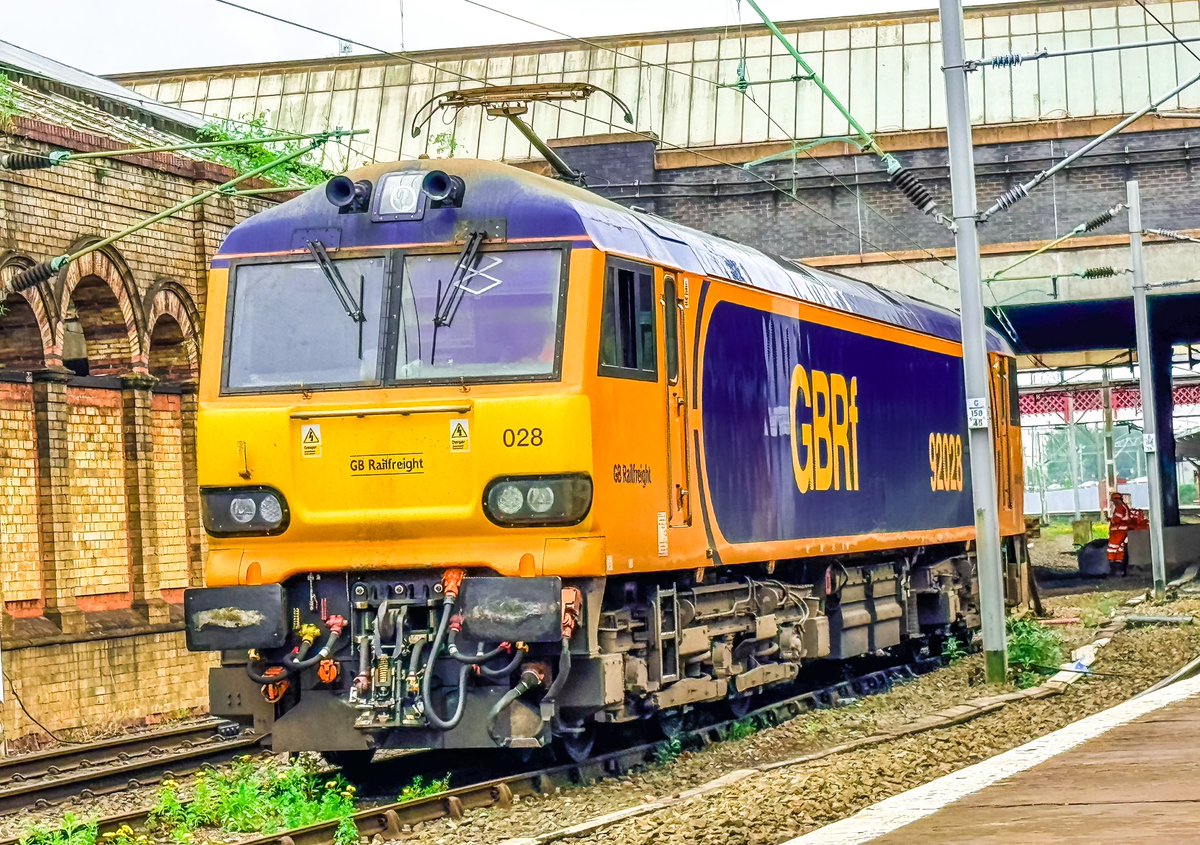 Shift 1 of 3 ✅ nice to see 92028 sat in the Thunderbird siding whilst on my walk into work this morning 📸 7/5/24 #Class92 #Dyson #RailwayPhotography #TrainPhotography #Crewe #GBRf