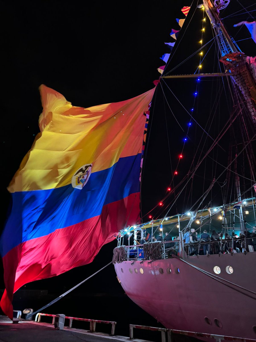 COMANDANTE_ARC's tweet photo. ¡Mañana un nuevo hito marcará la travesía #ElAzulQueNosUne! 👏 Por primera vez en la historia, un buque colombiano, el majestuoso ARC "Gloria" ⛵️🇨🇴, le hará honores a la llama de los Juegos Olímpicos , cuando arribe al emblemático Puerto Viejo, ubicado en Marsella - #Francia📍 https://t.co/zX4azSgSVA