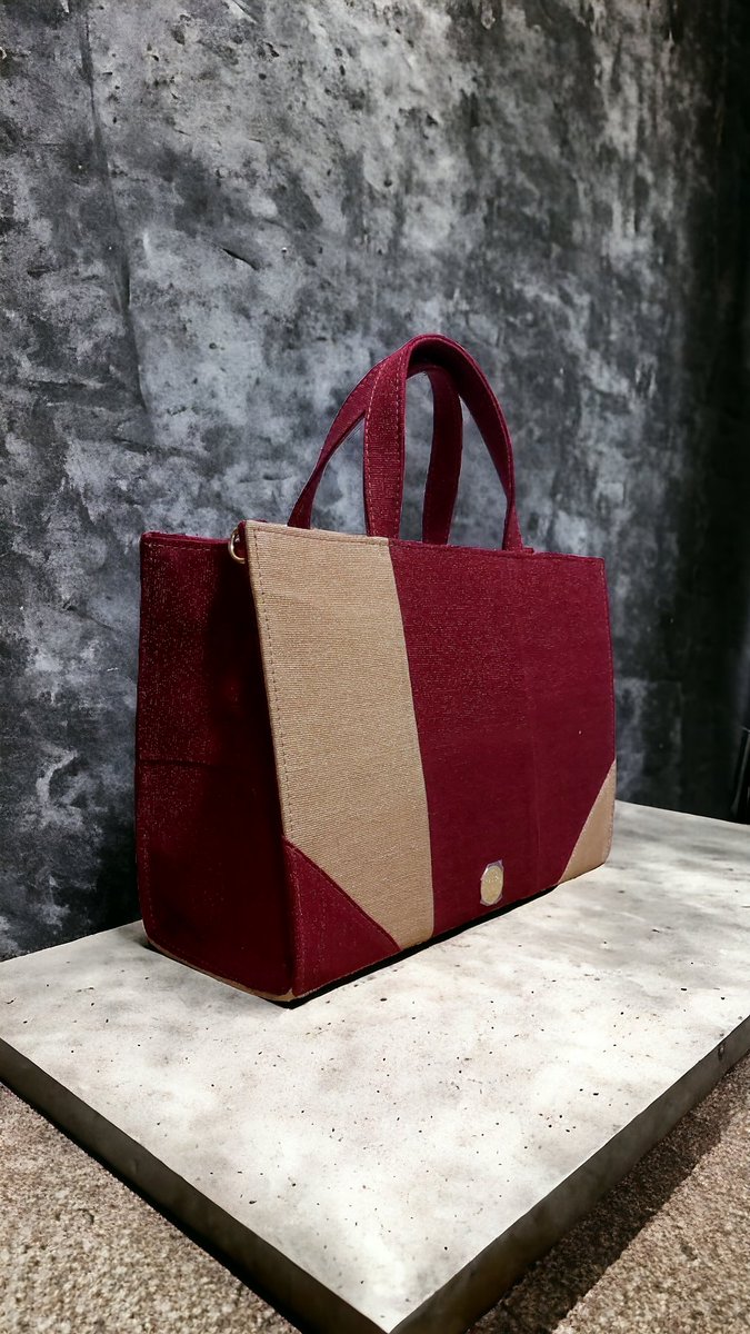 nvpfashionworld's tweet photo. Dear sis, Dear Bro,
How're you doing?
We know that mummy's 80th birthday is in a few months &amp; you're still confused about the perfect souvenir for her guests.

Wo, look no further, you see these bags eh, they'll make your guests hail you till her 90th.
Asake | Ibadan | #MetGala https://t.co/7r5iqnnpEf