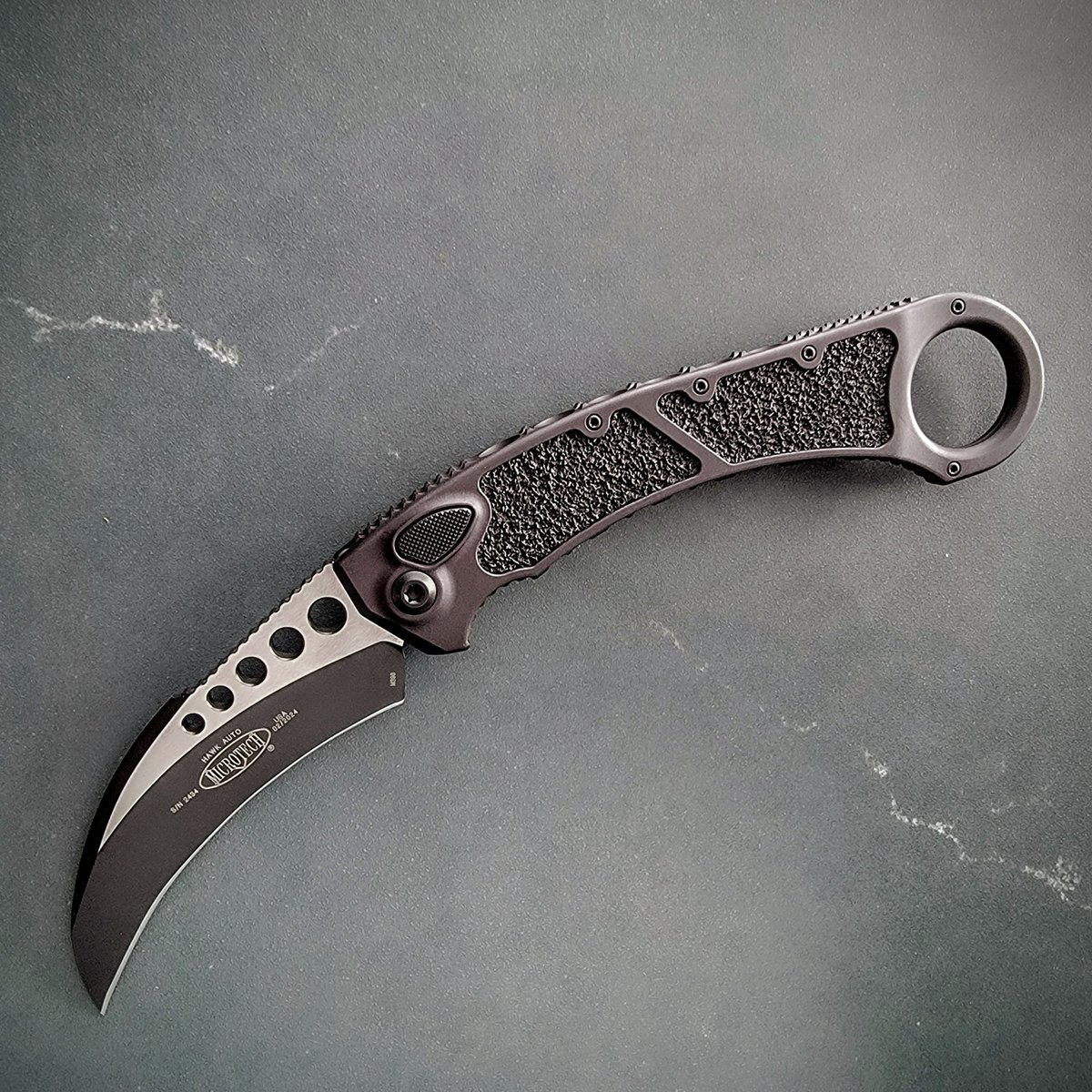 PVKVEGAS's tweet photo. Truly the beast of karambits the hawk from @microtechknives is the best combo of automatic with hawkbill blades and this one even has the signature ring hole at the end of its handle for faster access to it in your pocket. #microtechmonday #pvk #microtech https://t.co/RpeTVIBmg2