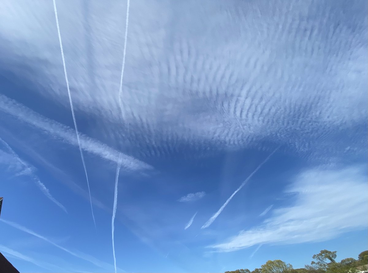 Guys cmon they are called Contrails. 

This chemtrail talk is madness,

Let’s see how these look in another 20 min. They will spread out like the one at the top. ✌️