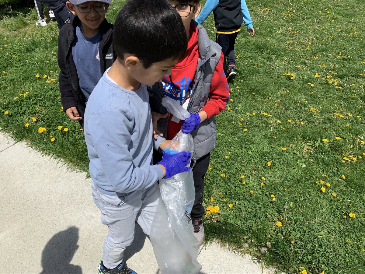 Community cleanup was happening in a big way today! Thank you to all our Coyotes for pitching in and helping to keep our neighbourhood beautiful 🌍 #PDSBEduWeek