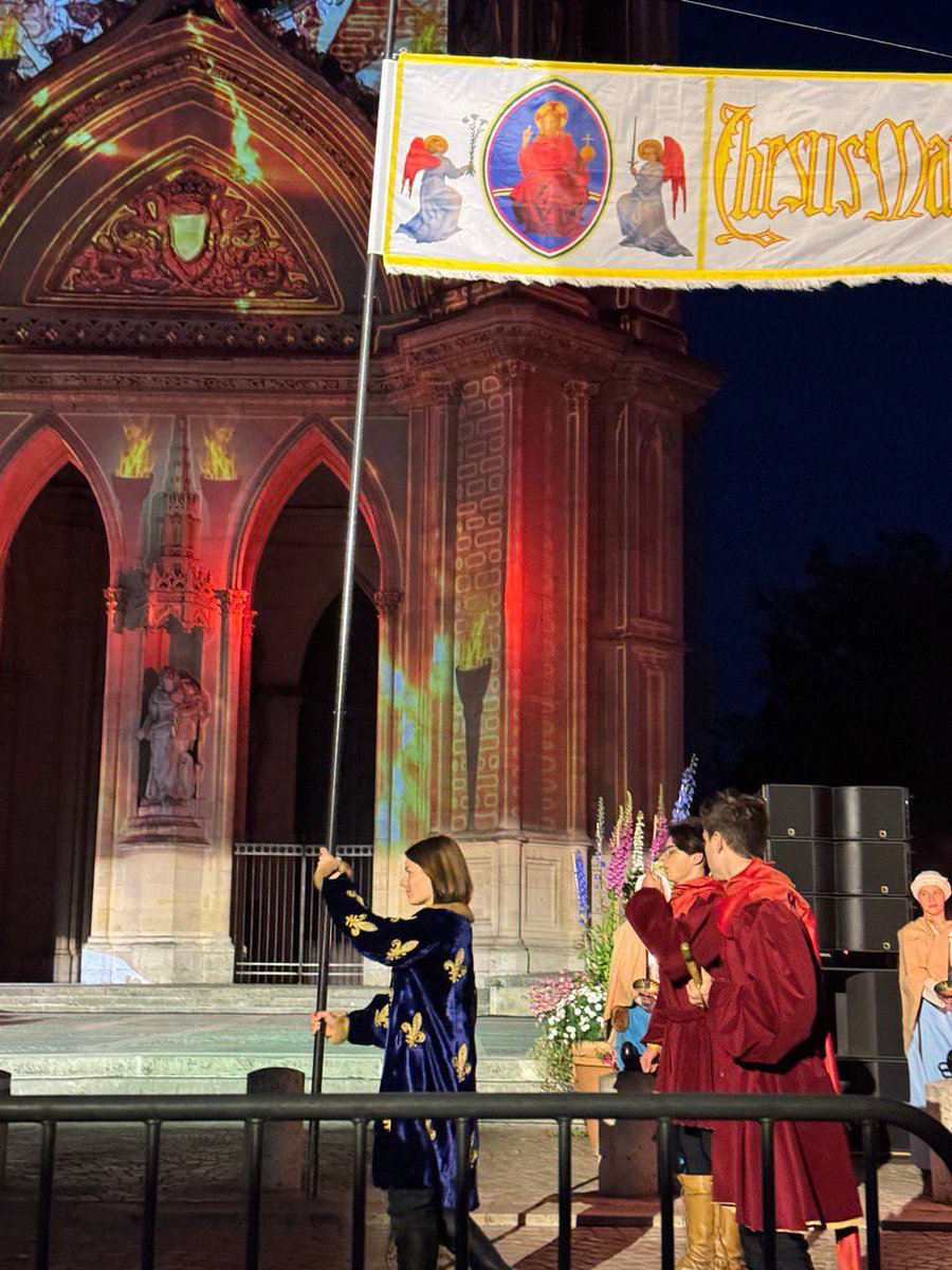 ⚔️🎠 Ravie d’être présente ce soir aux fêtes de Jeanne d'Arc à la remise de l’Etendard et du spectacle de son et lumière sur le parvis de la Cathédrale Sainte-Croix à Orléans 👍