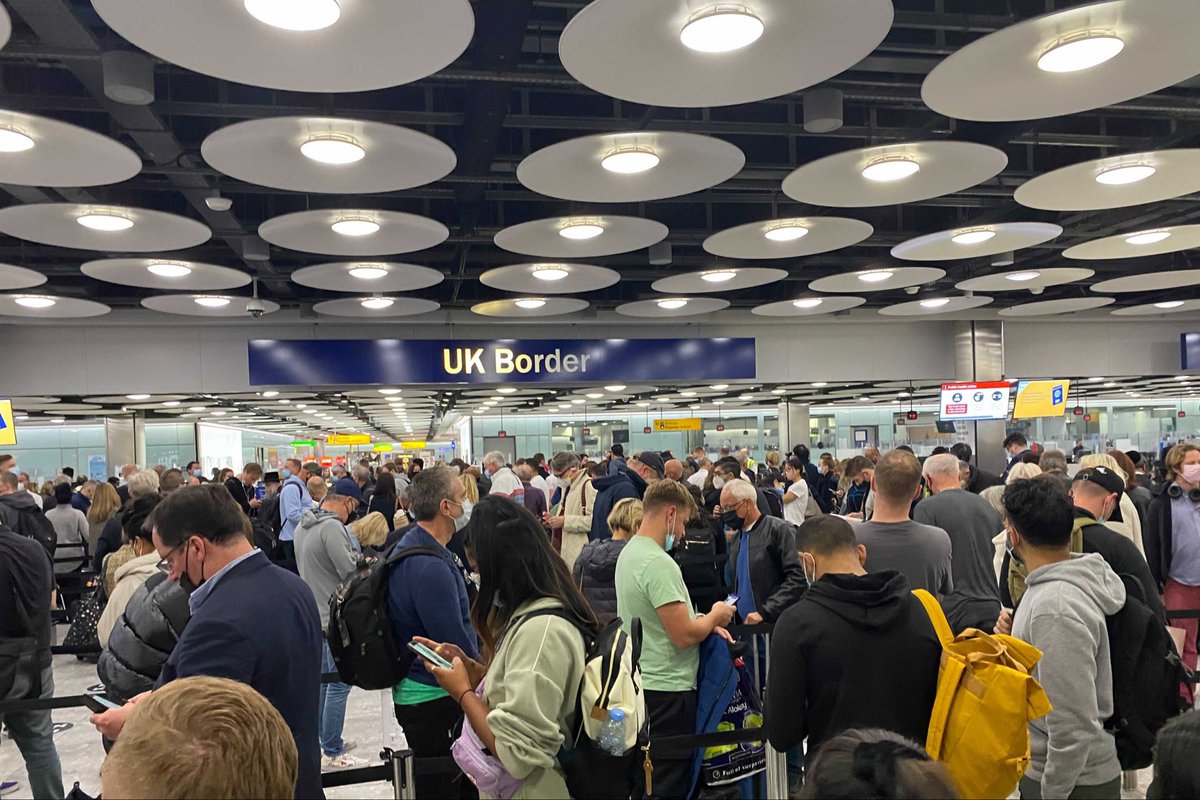 UK Border Force confirm a major IT problem has shut down e-gates at air and rail gates across the UK. Airports are trying to help passengers who are stuck in long queues awaiting manual checks. The @ukhomeoffice have said they are “aware” of the problem.