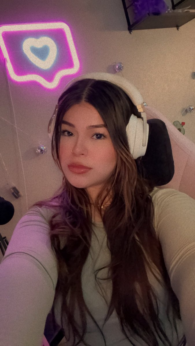 I’ll be going live at 3pm PST, it’s been a year and half and I’m so nervous but excited!! ♡

twitch.tv/phrenny