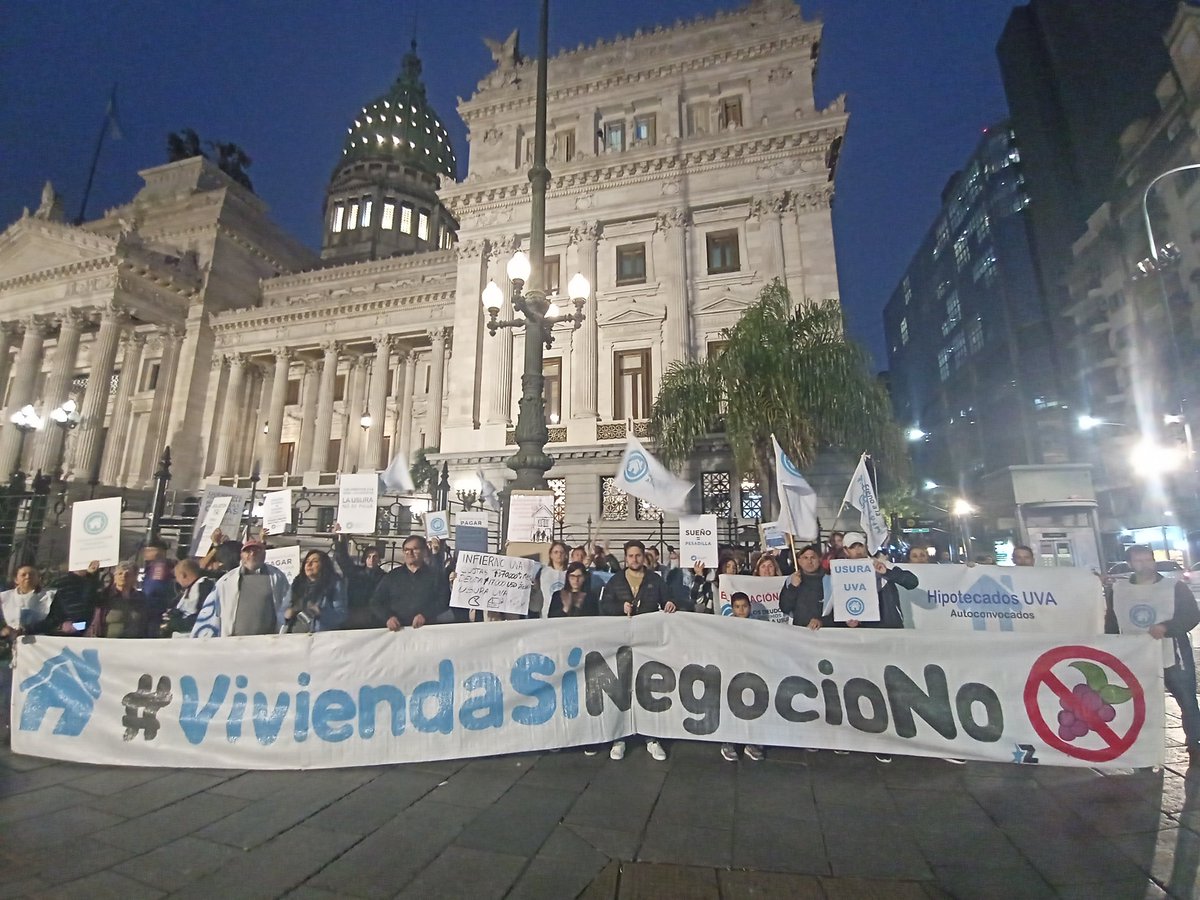 #HipotecadosUVA estamos en el #CongresoNacional defendiendo nuestras casas. Basta de #UsuraUVA !!! ESCUCHEN @SenadoArgentina !! Queremos pagar #HipotecasJustas