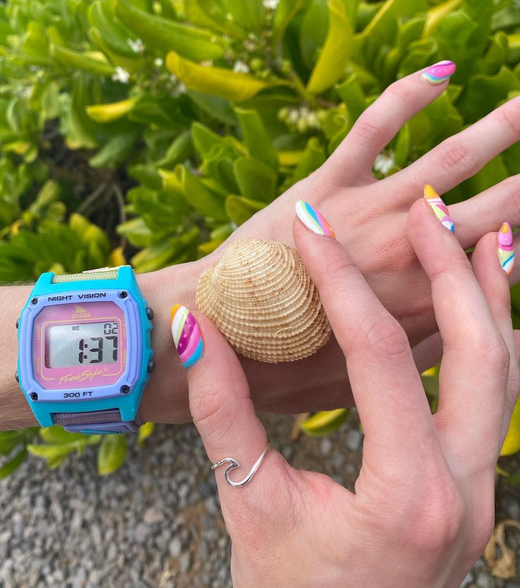 Shell hunting with a splash of Freestyle Watches #sharkwatch Lavender Tea 🌊🐚  

📷: @merrggie
_
#myfreestylewatch #watchlove #whiteaccessories #springstyle #watchshot #watchpics   freestyleusa.com/products/shark…