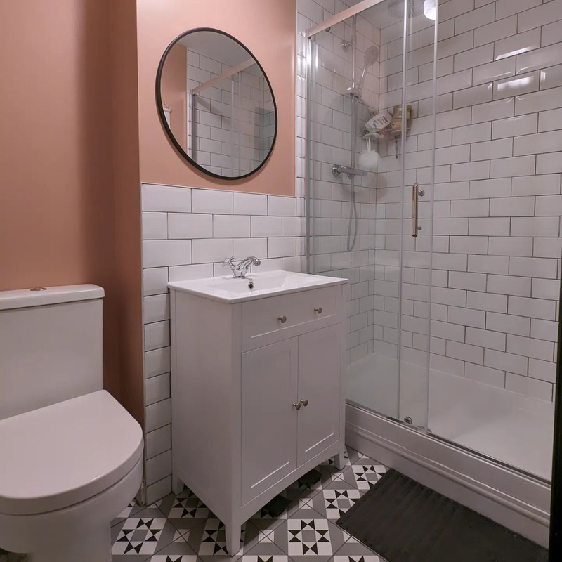 🍑 How tempting is this peachy ensuite? Bright walls, patterned tiles & sleek products give this space a polished look. 📸 Thanks to Victoria Plum customer the_wenglish_home for sharing. bit.ly/49wqG2a 👉 Want to #VPShareYourStyle? Find out how: bit.ly/3WgzeY6