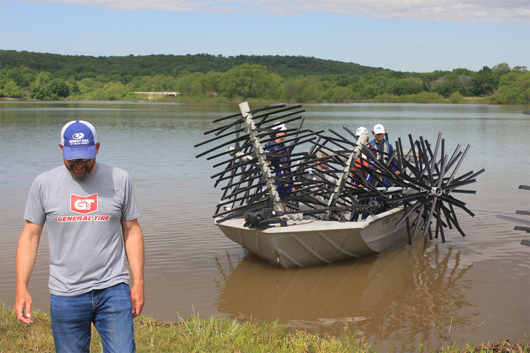 The @MajorLeagueFish Fisheries Management Division completed another @MinnKotaMotors Habitat Restoration Project supported by Humminbird at Eufaula Lake in Oklahoma. Thank you to everyone who contributed, including 13 MLF and 15 High School Anglers! 🙌 #MinnKota #Humminbird