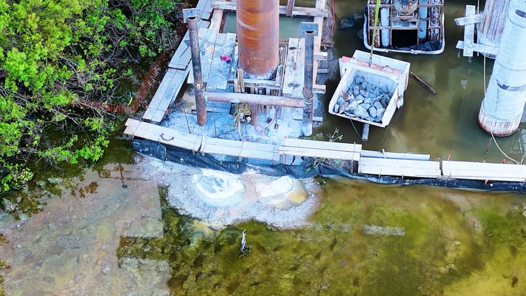 Exhiben presunta contaminación por cemento y aceite en Laguna Nichupté por obras de puente reporteroambulante.com/2024/05/07/exh… vía @Reportero Ambulante