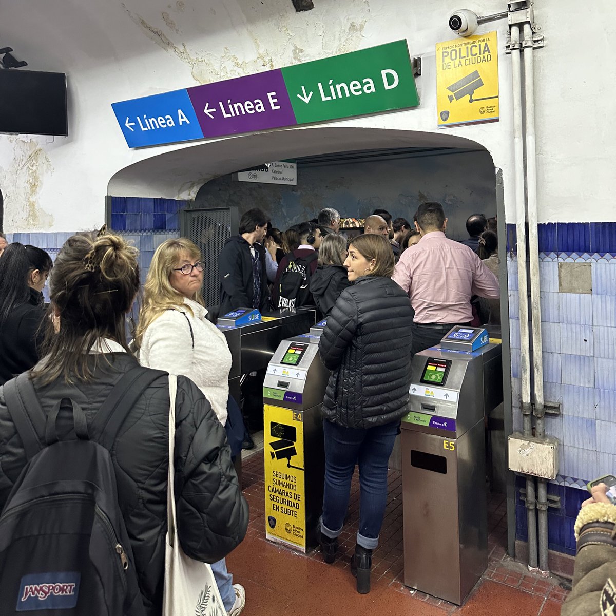 matialv__'s tweet image. No se puede subir al anden de la #LíneaD en Catedral. Atestado por las demoras. 

Rompiste todo @jorgemacri. Pero te felicito porque la E ya no es lo peor del subte.