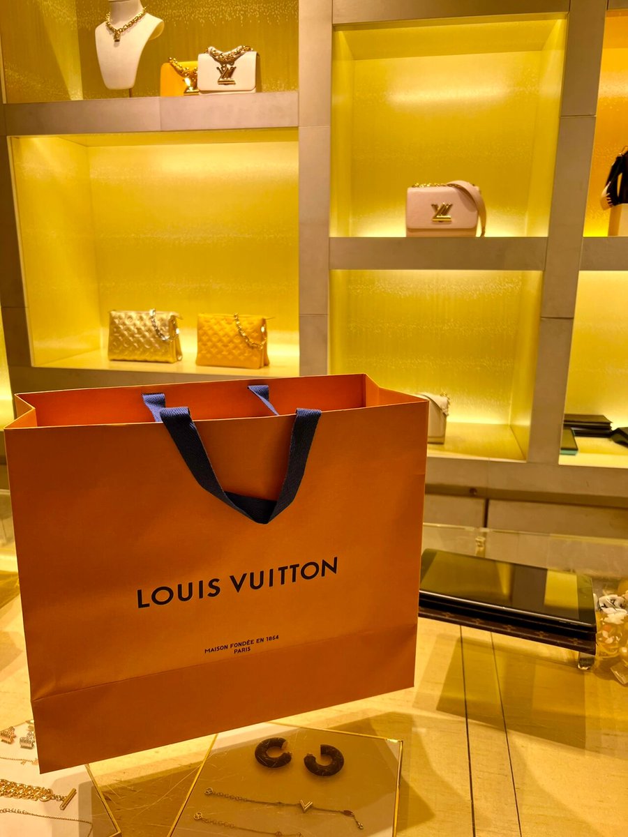 SimoneMesse's tweet image. Every day is a new day for shopping 😍